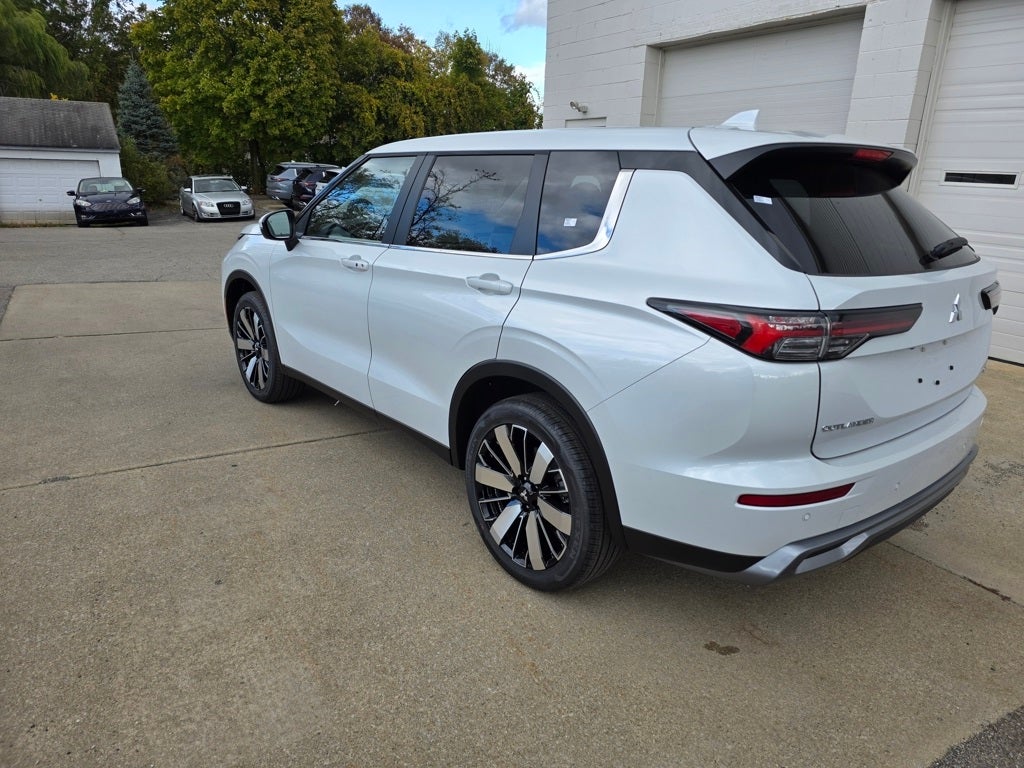 2025 Mitsubishi Outlander SE