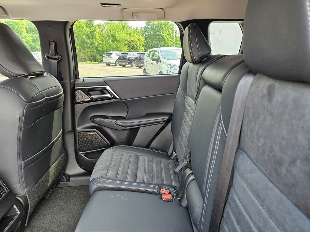 2025 Mitsubishi Outlander SE